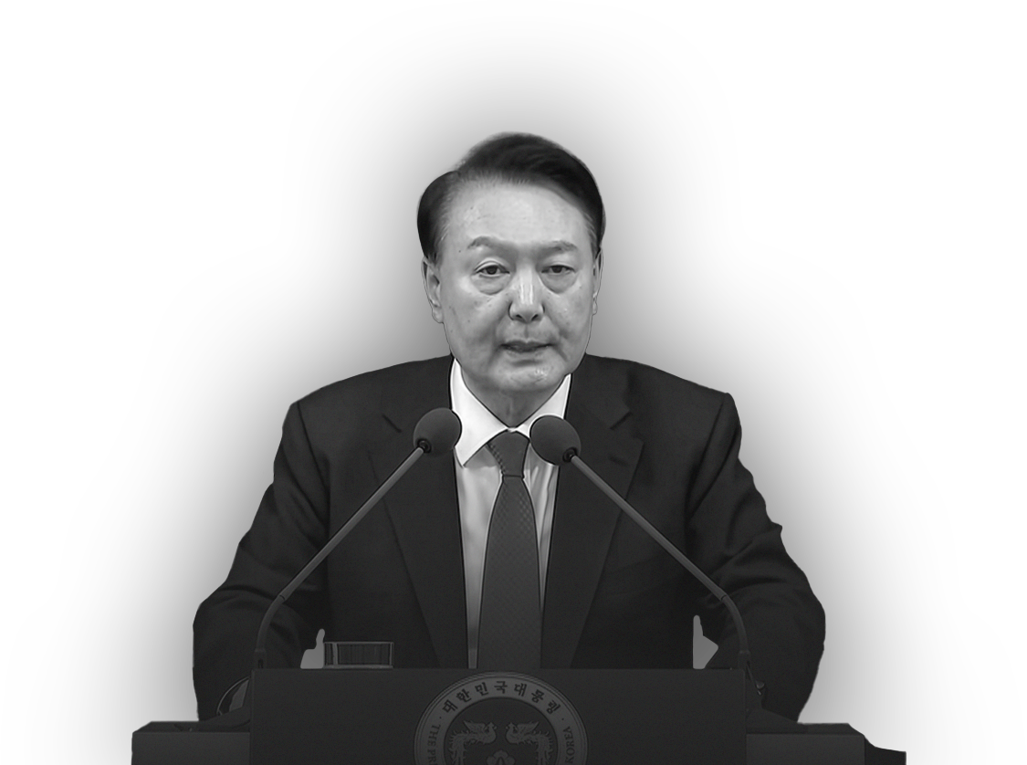 마이크 앞에 서 있는 윤석열 전 대통령